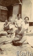 1927, Francja.
Kobiety odpoczywające na plaży. 1. z lewej Elżbieta Zajączkowska, obok jej syn Jerzy, z przodu córka Larysa.
Fot. NN, kolekcja Larysy Zajączkowskiej-Mitznerowej, zbiory Ośrodka KARTA