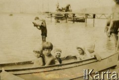 1927, Francja.
Larysa Zajączkowska (2. z lewej) z bratem Jerzym i dziećmi w łódce nad brzegiem morza.
Fot. NN, kolekcja Larysy Zajączkowskiej-Mitznerowej, zbiory Ośrodka KARTA
