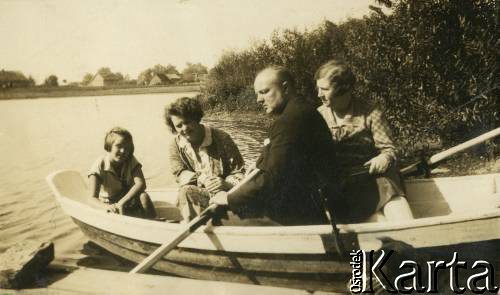 Ok. 1928, Rzeczpospolita Polska.
Larysa Zajączkowska (1. z lewej) z matką Elżbietą (2. z lewej) na łódce.
Fot. NN, kolekcja Larysy Zajączkowskiej-Mitznerowej, zbiory Ośrodka KARTA