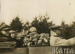 Ok. 1928, Rzeczpospolita Polska.
Piotr Zajączkowski (z lewej) z żoną Elżbietą (w środku za kwiatami) jadą samochodem, prawdopodobnie CWS T-1.
Fot. NN, kolekcja Larysy Zajączkowskiej-Mitznerowej, zbiory Ośrodka KARTA