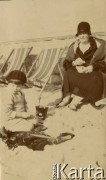 Początek lat 30., prawdopodobnie Francja.
Jerzy Zajączkowski (brat Larysy) z babcią Larysą Michelson na plaży.
Fot. NN, kolekcja Larysy Zajączkowskiej-Mitznerowej, zbiory Ośrodka KARTA