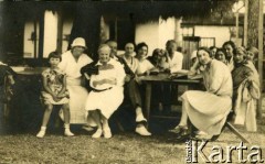 1925-1927, Francja.
Rodzina Zajączkowskich na spotkaniu towarzyskim. Siedzą od lewej: Larysa, babcia Larysa Michelson, matka Elżbieta, za nią ojciec Piotr. 2. z prawej przy stole siedzi Larissa Winterfeld, właścicielka pensjonatów 