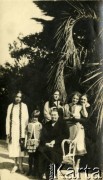 1925-1927, Francja.
Larysa Zajączkowska (2. z lewej) z babcią Larysą Michelson (na fotelu) w ogrodzie.
Fot. NN, kolekcja Larysy Zajączkowskiej-Mitznerowej, zbiory Ośrodka KARTA