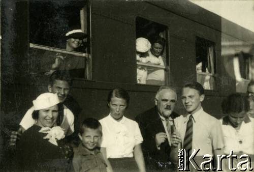 Lato 1938, Jastarnia lub Gdynia, woj. pomorskie, Rzeczpospolita Polska.
Larysa Zajączkowska (4. z lewej) z bratem Jerzym (3. z lewej) stoi na peronie przed pociągiem. W pierwszym oknie pociągu widoczna jej matka Elżbieta.
Fot. NN, kolekcja Larysy Zajączkowskiej-Mitznerowej, zbiory Ośrodka KARTA
