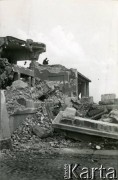Od sierpnia 1940, Warszawa, Generalne Gubernatorstwo.
Mężczyzna siedzi na gruzach zniszczonego we wrześniu 1939 roku budynku i czyta książkę.
Fot. Larysa Zajączkowska, zbiory Ośrodka KARTA
