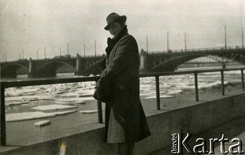 Zima 1940, Warszawa, Generalne Gubernatorstwo.
Elżbieta Zajączkowska (matka Larysy) pozuje do zdjęcia na tle Mostu Poniatowskiego.
Fot. Larysa Zajączkowska, zbiory Ośrodka KARTA
