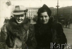 1940-1944, Warszawa, Generalne Gubernatorstwo.
Larysa Zajączkowska (z lewej) prawdopodobnie z koleżanką na Placu Teatralnym.
Fot. NN, kolekcja Larysy Zajączkowskiej-Mitznerowej, zbiory Ośrodka KARTA