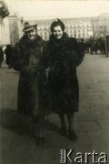 1940-1944, Warszawa, Generalne Gubernatorstwo.
Larysa Zajączkowska (z lewej) prawdopodobnie z koleżanką na Placu Teatralnym. 
Fot. NN, kolekcja Larysy Zajączkowskiej-Mitznerowej, zbiory Ośrodka KARTA