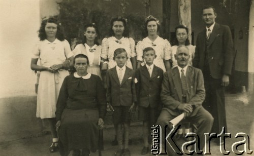 Lata 50., Villa Angela, prowincja Chaco, Argentyna.
Rodzina Kramarzy - Ignacy Kramarz (siedzi 1. z lewej), Józef Kramarz (2. z lewej, w pierwszym rzędzie), Maria Kramarz (stoi w drugim rzędzie, 1. z lewej), Bronisław Kramarz (stoi 1. z prawej),  i Króli - Bronisław Król (stoi przy Józefie Kramarzu), Katarzyna Król i Zofia Król.
Fot. NN, zbiory Marii Oszust i Wieńczysława Boczarów, reprodukcje cyfrowe w Bibliotece Polskiej im. Ignacego Domeyki w Buenos Aires (Biblioteca Polaca Ignacio Domeyko) i w Ośrodku KARTA w Warszawie.