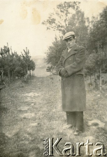 Lata 30., Buczacz, Polska.
Stefan Szymula - przed wojną pracował w Powiatowym Zarządzie Drogowym w Buczaczu. Po wrześniu 1939 ukrywał się. Aresztowany po nieudanej ucieczce do Rumunii, osadzony w więzieniu w Czortkowie, później w Starobielsku. Skazany na 5 lat obozu, zesłany w styczniu 1941 roku na Syberię. Dostał się do Armii Andersa, z którą został ewakuowany do Iranu. Przeszedł z nią cały szlak bliskowschodni. W Palestynie ukończył Szkołę Podchorążych Piechoty Rezerwy i został mianowany porucznikiem. Walczył pod Monte Cassino, w dniu zakończenia wojny ożenił się z Włoszką Silvią Valli. W 1948 roku emigrował do Argentyny.
Fot. NN, zbiory Silvii Szymuli, reprodukcje cyfrowe w  Bibliotece Polskiej im. Ignacego Domeyki w Buenos Aires (Biblioteca Polaca Ignacio Domeyko) i w Ośrodku KARTA w Warszawie