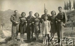 1945, Dicomano, Włochy.
Silvia Szymula z domu Valli (4. z lewej) i Stefan Szymula (3. z lewej) z grupą nieznanych osób. S. Szymula przed wojną pracował w Powiatowym Zarządzie Drogowym w Buczaczu, po 1939 ukrywał się. Aresztowany po nieudanej ucieczce do Rumunii, osadzony w więzieniu w Czortkowie, później w Starobielsku. Skazany na 5 lat obozu, zesłany w styczniu 1941 roku na Syberię. Dostał się do Armii Andersa, z którą został ewakuowany do Iranu. Przeszedł z nią cały szlak bliskowschodni. W Palestynie ukończył Szkołę Podchorążych Piechoty Rezerwy i został mianowany porucznikiem. Walczył pod Monte Cassino. W 1948 roku emigrował z żoną i synkiem do Argentyny. 
Fot. NN, zbiory Silvii Szymuli, reprodukcje cyfrowe w  Bibliotece Polskiej im. Ignacego Domeyki w Buenos Aires (Biblioteca Polaca Ignacio Domeyko) i w Ośrodku KARTA w Warszawie