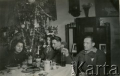 1945-1946, Dicomano, Włochy.
Silvia Szymula z domu Valli (1. z lewej), Stefan Szymula (w środku) i Marta Valli na kolanach. S. Szymula przed wojną pracował w Powiatowym Zarządzie Drogowym w Buczaczu, po 1939 ukrywał się. Aresztowany po nieudanej ucieczce do Rumunii, osadzony w więzieniu w Czortkowie, później w Starobielsku. Skazany na 5 lat obozu, zesłany w styczniu 1941 roku na Syberię. Dostał się do Armii Andersa, z którą został ewakuowany do Iranu. Przeszedł z nią cały szlak bliskowschodni. W Palestynie ukończył Szkołę Podchorążych Piechoty Rezerwy i został mianowany porucznikiem. Walczył pod Monte Cassino. W 1948 roku emigrował z żoną i synkiem do Argentyny. Nz. z siostrą Sylvii - Martą Valli.
Fot. NN, zbiory Silvii Szymuli, reprodukcje cyfrowe w  Bibliotece Polskiej im. Ignacego Domeyki w Buenos Aires (Biblioteca Polaca Ignacio Domeyko) i w Ośrodku KARTA w Warszawie