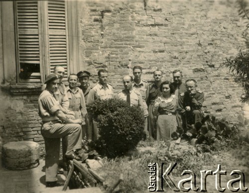 1945-1947, Urbino, Włochy.
Grupa osób, wśród nich Silvia Szymula z domu Valli i Stefan Szymula (1. z lewej). S. Szymula przed wojną pracował w Powiatowym Zarządzie Drogowym w Buczaczu, po 1939 ukrywał się. Aresztowany po nieudanej ucieczce do Rumunii, osadzony w więzieniu w Czortkowie, później w Starobielsku. Skazany na 5 lat obozu, zesłany w styczniu 1941 roku na Syberię. Dostał się do Armii Andersa, z którą został ewakuowany do Iranu. Przeszedł z nią cały szlak bliskowschodni. W Palestynie ukończył Szkołę Podchorążych Piechoty Rezerwy i został mianowany porucznikiem. Walczył pod Monte Cassino. W 1948 roku emigrował z żoną i synkiem do Argentyny.
Fot. NN, zbiory Silvii Szymuli, reprodukcje cyfrowe w  Bibliotece Polskiej im. Ignacego Domeyki w Buenos Aires (Biblioteca Polaca Ignacio Domeyko) i w Ośrodku KARTA w Warszawie