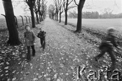 1977, Ostrzeszów, woj. kaliskie, Polska.
Dzieci na alejce klasztornej.
Fot. Stanisław Kulawiak, zbiory Ośrodka KARTA.