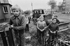 1977, Ostrzeszów, woj. kaliskie, Polska. 
Dzieci z ulicy BohaterówStalingradu.
Fot. Stanisław Kulawiak, zbiory Ośrodka KARTA.