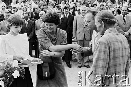 1984, Ostrzeszów, woj. kaliskie, Polska. 
Uroczyste otwarcie nowej szkoły.
Fot. Stanisław Kulawiak, zbiory Ośrodka KARTA.
