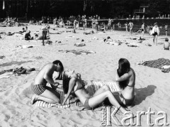 1986, Ostrzeszów, woj. kaliskie, Polska. 
Plaża przy basenie.
Fot. Stanisław Kulawiak, zbiory Ośrodka KARTA.
