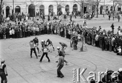 1977, Kraków, Polska.
Juwenalia, mecz hokeja na Rynku Głównym.
Fot. Stanisław Kulawiak, zbiory Ośrodka KARTA.
