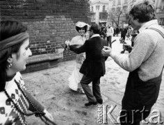 1978, Kraków, Polska.
Juwenalia, zabawy na Rynku Głównym.
Fot. Stanisław Kulawiak, zbiory Ośrodka KARTA.
