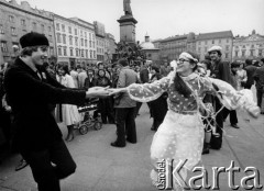 1978, Kraków, Polska.
Juwenalia, zabawy na Rynku Głównym.
Fot. Stanisław Kulawiak, zbiory Ośrodka KARTA.
