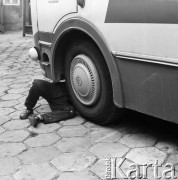 1975, Kraków, Polska.
Naprawa autobusu.
Fot. Stanisław Kulawiak, zbiory Ośrodka KARTA.