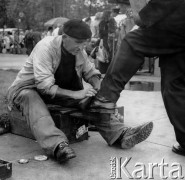 1978, Kraków, Polska.
Czyścibut w pobliżu dworca kolejowego Kraków Główny.
Fot. Stanisław Kulawiak, zbiory Ośrodka KARTA.