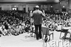 1981, Kraków, Polska.
Spotkanie z Jackiem Kuroniem w Filharmonii Krakowskiej.
Fot. Stanisław Kulawiak, zbiory Ośrodka KARTA.