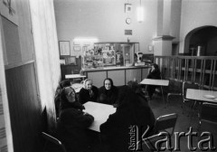 1976, Kępno, Polska.
Kobiety w poczekalni dworca kolejowego.
Fot. Stanisław Kulawiak, zbiory Ośrodka KARTA.