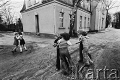 1977, Grabów nad Prosną, Polska.
Zabawa dzieci przy zabytkowym budynku Urzędu Miasta i Gminy.
Fot. Stanisław Kulawiak, zbiory Ośrodka KARTA.