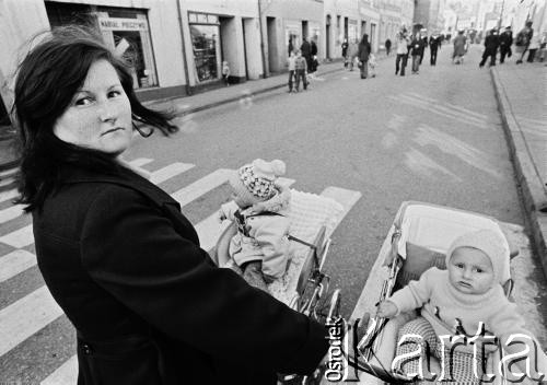 1978, Darłowo, Polska.
Kobieta z dziećmi w wózku na ulicy.
Fot. Stanisław Kulawiak, zbiory Ośrodka KARTA.