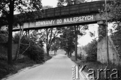 1981, Wałbrzych, Polska.
Hasło propagandowe nad drogą: 