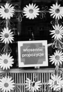 1981, Wałbrzych, Polska.
Reklama w witrynie sklepowej.
Fot. Stanisław Kulawiak, zbiory Ośrodka KARTA.