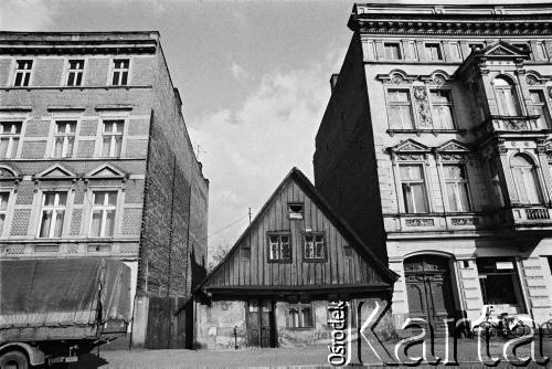 1985, Krotoszyn, Polska.
Stara chata pomiędzy kamienicami.
Fot. Stanisław Kulawiak, zbiory Ośrodka KARTA.