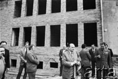 1988, Rzetnia koło Kępna, Polska.
Mężczyźni na tle budynku szkoły w trakcie budowy.
Fot. Stanisław Kulawiak, zbiory Ośrodka KARTA.