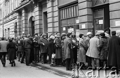 1981, Kraków, Polska.
Kolejka na wystawę 