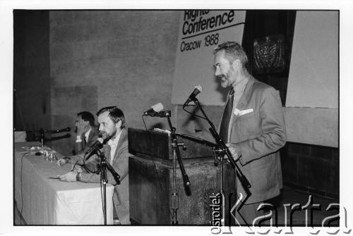 25–28.08.1988, Kraków, Polska.
Międzynarodowa Konferencja Praw Człowieka, odbywająca się w kościele św. Maksymiliana Marii Kolbego w Mistrzejowicach. W głębi (1. z lewej) Zbigniew Romaszewski.
Fot. Stanisław Kulawiak, zbiory Ośrodka KARTA