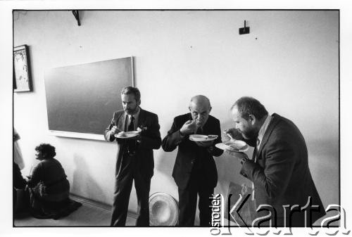 25–28.08.1988, Kraków, Polska.
Międzynarodowa Konferencja Praw Człowieka, odbywająca się w kościele św. Maksymiliana Marii Kolbego w Mistrzejowicach. Posiłek.
Fot. Stanisław Kulawiak, zbiory Ośrodka KARTA