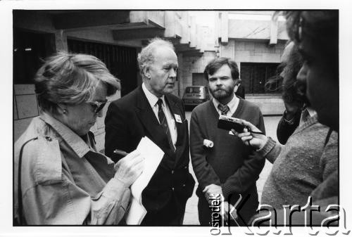 25–28.08.1988, Kraków, Polska.
Uczestnicy Międzynarodowej Konferencji Praw Człowieka,  2. z lewej Raymond Flynn, amerykański polityk, burmistrz Bostonu.
Fot. Stanisław Kulawiak, zbiory Ośrodka KARTA



