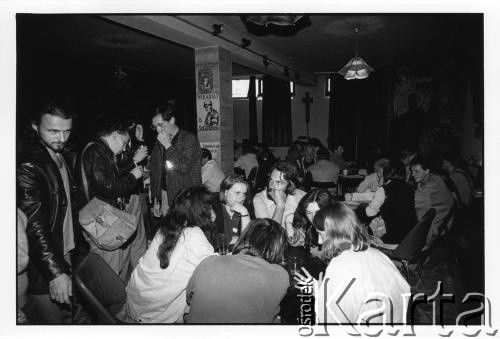 25–28.08.1988, Kraków, Polska.
Międzynarodowa Konferencja Praw Człowieka, odbywająca się w kościele św. Maksymiliana Marii Kolbego w Mistrzejowicach.
Fot. Stanisław Kulawiak, zbiory Ośrodka KARTA