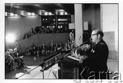 25–28.08.1988, Kraków, Polska.
Międzynarodowa Konferencja Praw Człowieka, odbywająca się w kościele św. Maksymiliana Marii Kolbego w Mistrzejowicach.
Fot. Stanisław Kulawiak, zbiory Ośrodka KARTA