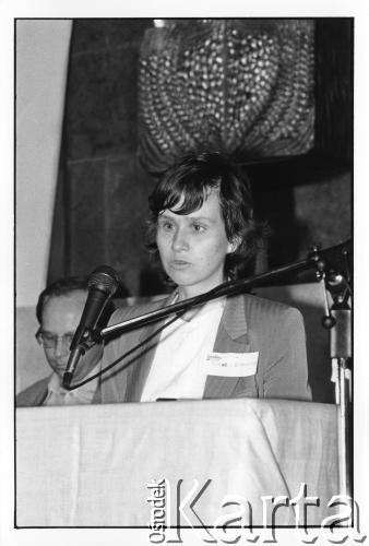 25–28.08.1988, Kraków, Polska.
Międzynarodowa Konferencja Praw Człowieka, odbywająca się w kościele św. Maksymiliana Marii Kolbego w Mistrzejowicach. Przemawia Ewa Eliasz-Brantley, tłumaczka i przedstawicielka ONZ.
Fot. Stanisław Kulawiak, zbiory Ośrodka KARTA  

