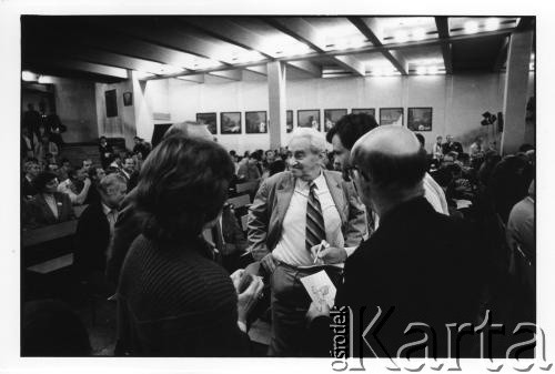 25–28.08.1988, Kraków, Polska.
Międzynarodowa Konferencja Praw Człowieka, odbywająca się w kościele św. Maksymiliana Marii Kolbego w Mistrzejowicach. W środku Jerzy Turowicz.
Fot. Stanisław Kulawiak, zbiory Ośrodka KARTA  

