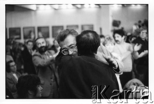 25–28.08.1988, Kraków, Polska.
Międzynarodowa Konferencja Praw Człowieka, odbywająca się w kościele św. Maksymiliana Marii Kolbego w Mistrzejowicach. Na zdjęciu Leszek Moczulski.
Fot. Stanisław Kulawiak, zbiory Ośrodka KARTA  

