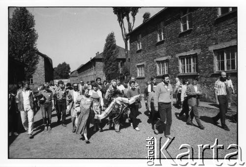 28.08.1988, Oświęcim, Polska.
Uczestnicy Międzynarodowej Konferencji Praw Człowieka, odbywającej się w dniach: 25-28 sierpnia 1988 roku, na terenie KL Auschwitz Birkenau. Złożenie wieńca, z przodu (z lewej) Ewa Tomaszewska.
Fot. Stanisław Kulawiak, zbiory Ośrodka KARTA