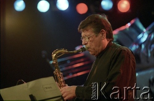 28.11.1998, Kalisz, Polska.
25. Międzynarodowy Festiwal Pianistów Jazzowych. Występ Georgie Fame Quartet, na zdjęciu saksofonista Alan Skidmore.
Fot. Stanisław Kulawiak, zbiory Ośrodka KARTA