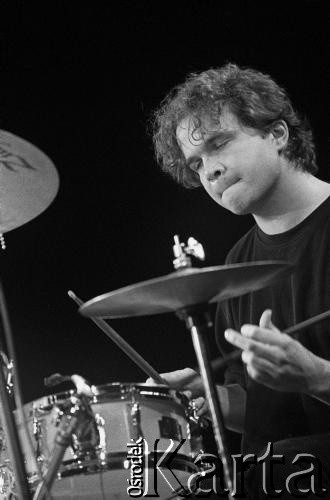 26.11.1999, Kalisz, Polska.
26. Międzynarodowy Festiwal Pianistów Jazzowych. Włodzimierz Pawlik Trio. Na zdjęciu perkusista Cezary Konrad.
Fot. Stanisław Kulawiak, zbiory Ośrodka KARTA
