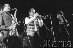 24.11.2000, Kalisz, Polska.
27. Międzynarodowy Festiwal Pianistów Jazzowych. Występ Jazz Band Ball Orchestra. Na zdjęciu: Jacek Mazur, Jan Kudyk, Marek Michalak.
Fot. Stanisław Kulawiak, zbiory Ośrodka KARTA