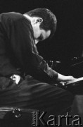 25.11.2000, Kalisz, Polska.
27. Międzynarodowy Festiwal Pianistów Jazzowych. Występ Michał Tokaj Trio i Grzegorza Karnasa. Na zdjęciu pianista Michał Tokaj.
Fot. Stanisław Kulawiak, zbiory Ośrodka KARTA