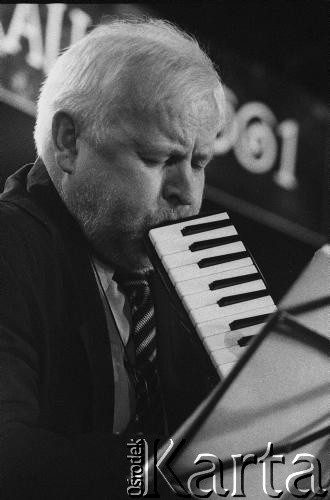 30.11.2001, Kalisz, Polska.
28. Międzynarodowy Festiwal Pianistów Jazzowych. Na zdjęciu pianista Janusz Szprot.
Fot. Stanisław Kulawiak, zbiory Ośrodka KARTA