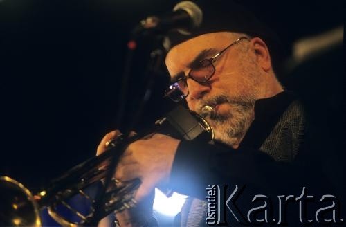 01.12.2001, Kalisz, Polska.
28. Międzynarodowy Festiwal Pianistów Jazzowych. Występ Randy Brecker Band, na zdjęciu trębacz Randy Brecker.
Fot. Stanisław Kulawiak, zbiory Ośrodka KARTA